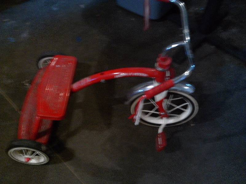 lot 3 image: RADIO FLYER TRICYCLE
