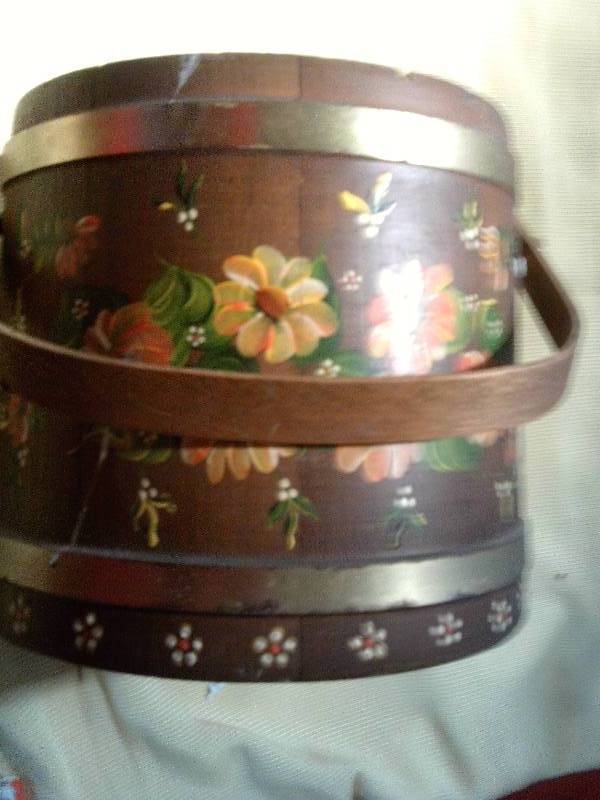 lot 15 image: WOOD BUCKET