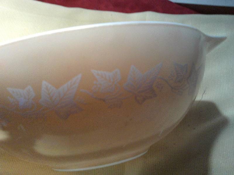 lot 19 image: LARGE PYREX BOWL