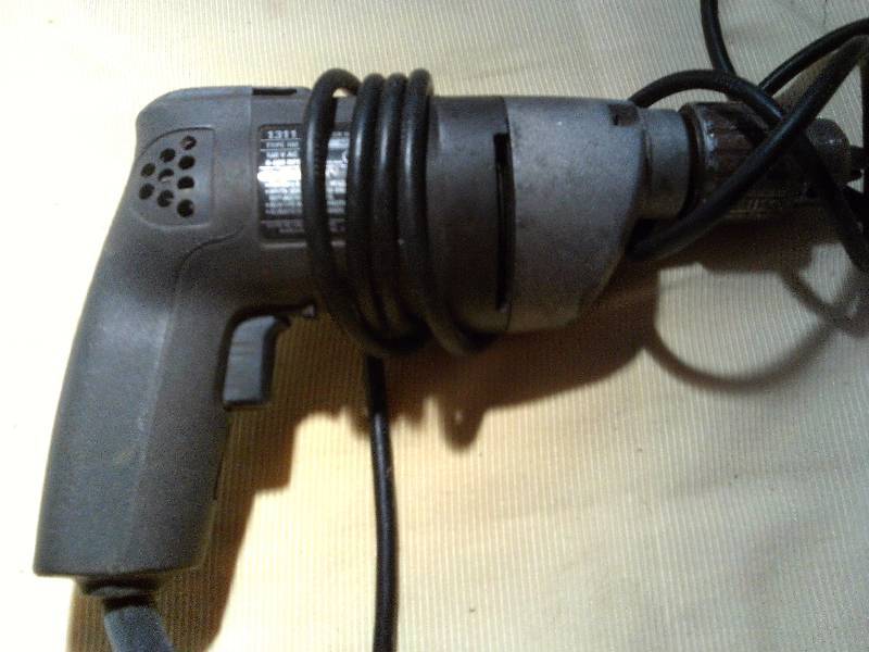 lot 22 image: BLACK AND DECKER ELECTRIC DRILL