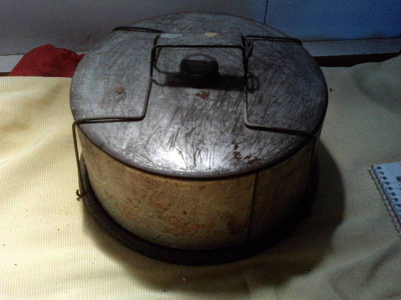 lot 27 image: VINTAGE METAL CAKE CARRIER AND COVER