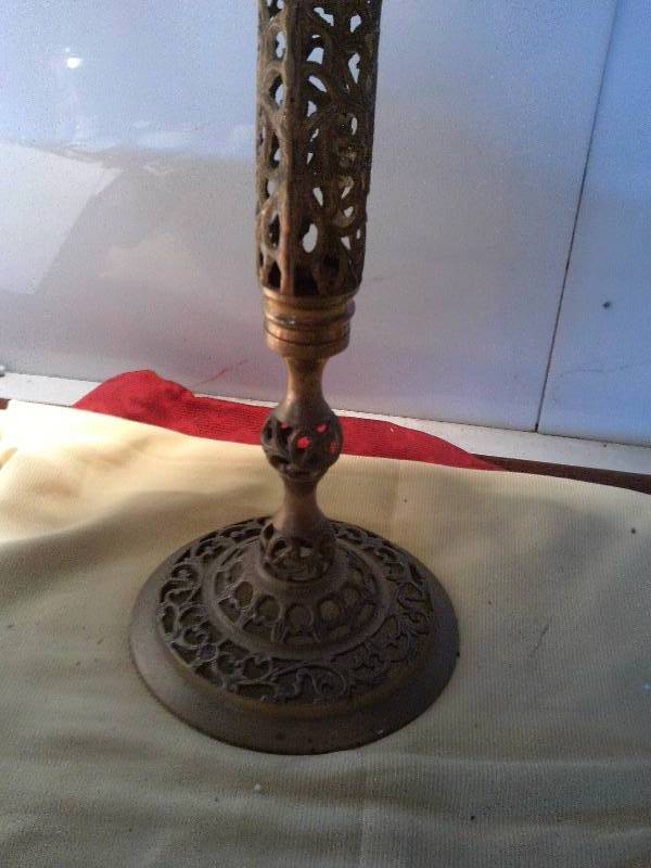 lot 29 image: BRASS STAND WITH MARBLE TOP