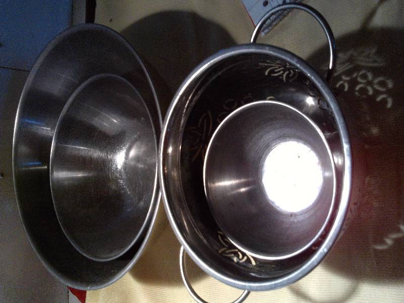 lot 34 image: STAINLESS BOWLS AND STRAINER