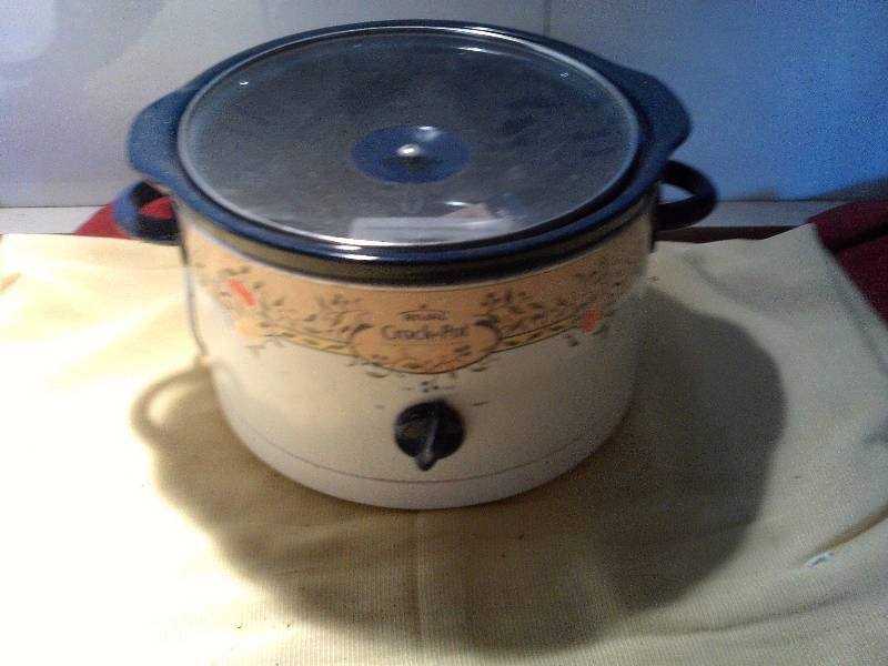 lot 40 image: CROCK POT