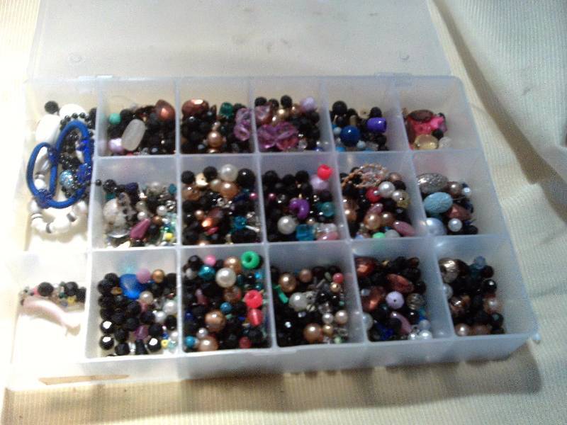 lot 52 image: CRAFTING BEADS