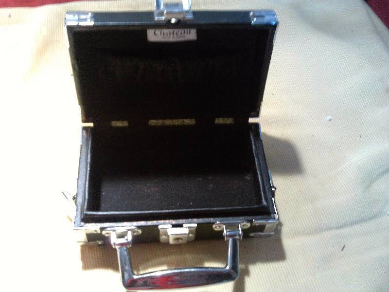 lot 49 image: SMALL BLACK CARRY BOX