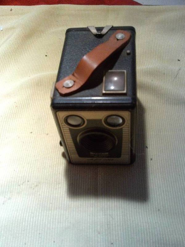lot 51 image: VINTAGE BROWNIE BOX CAMERA