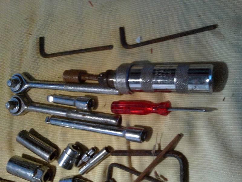 lot 100 image: TOOLS AND STAPLES