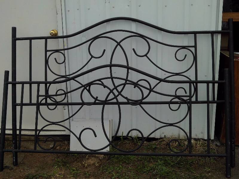 lot 116 image: FULL SIZE IRON BED FRAME