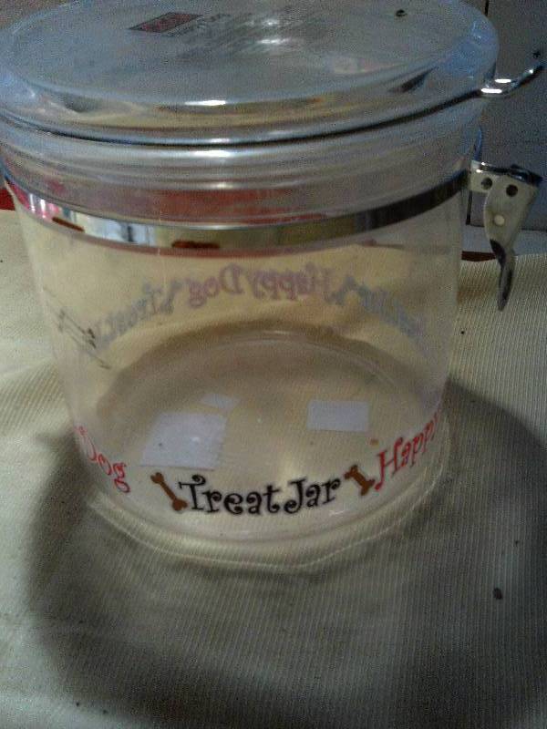 lot 135 image: PUPPY TREAT CONTAINER