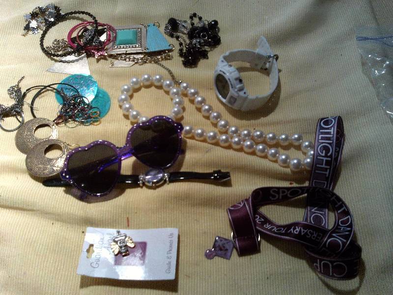 lot 136 image: JEWLERY