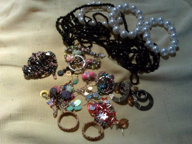 lot 137 image: JEWLERY
