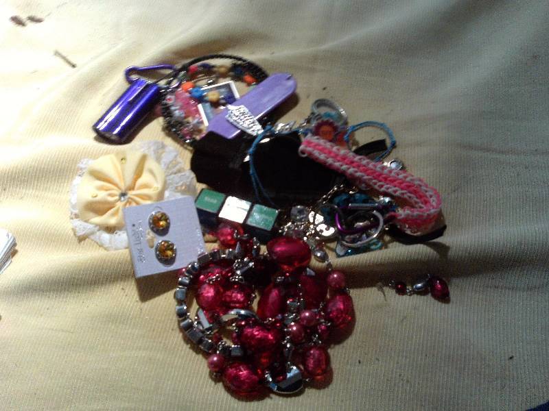 lot 152 image: JEWLERY