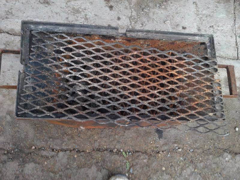 lot 121 image: CAST IRON CHARCOAL GRILL