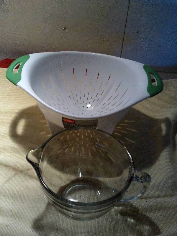 lot 145 image: 1 STRAINER 1 GLASS MEASURING CUP