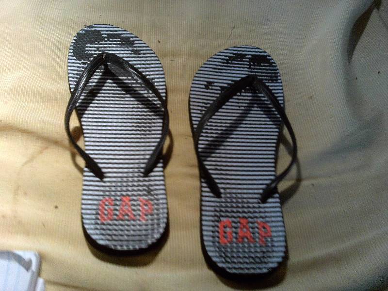lot 147 image: GAP FLIP FLOPS