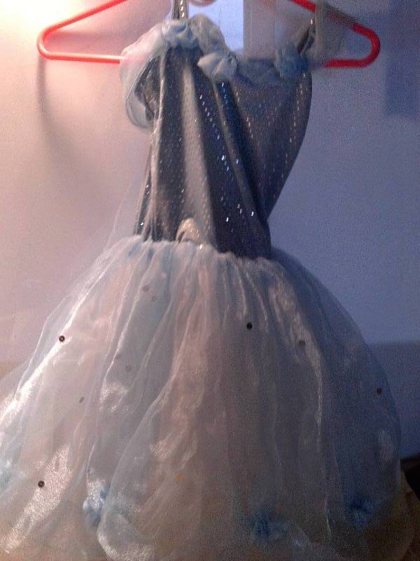 lot 148 image: SIZE 3 GIRLS DANCE OUTFIT