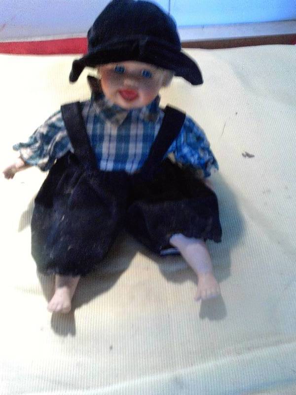 lot 160 image: COLLECTIBLE PORCELIAN DOLL
