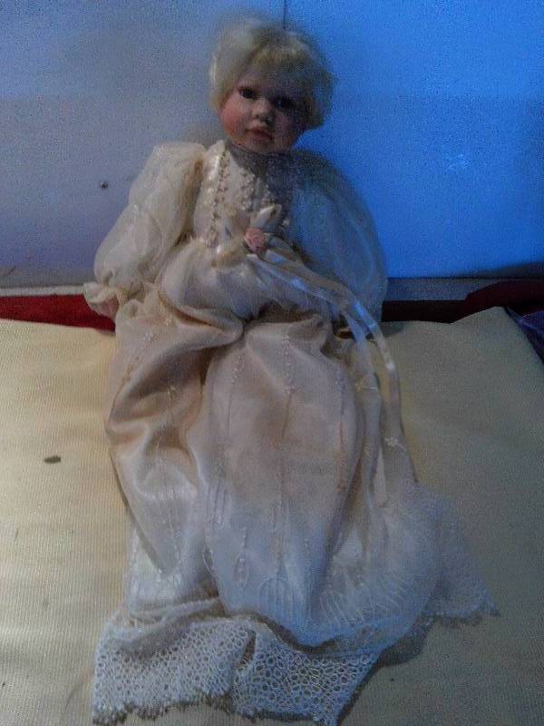 lot 166 image: COLLECTIBLE PORCELIAN DOLL