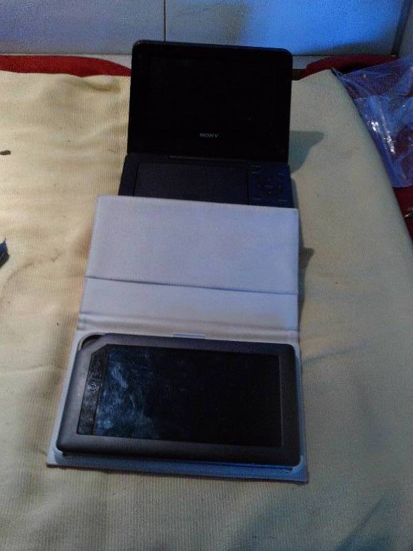 lot 167 image: POTABLE DVD PLAYER 1 TABLET