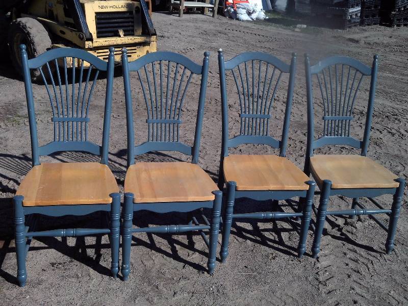 lot 211 image: 4 SOLID WOOD CHAIRS