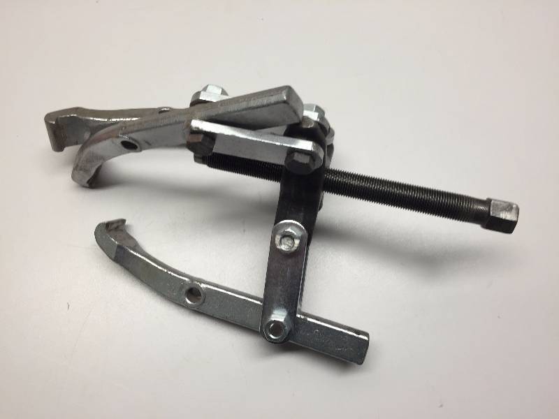 GEAR PULLER AND ASSORTED DRILL BITS