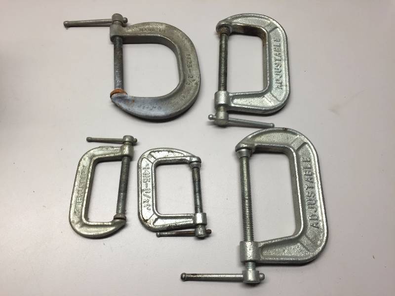 SEARS ROUTER, CLAMPS AND 5 SANDING DISC