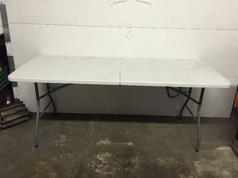 FOLDING TABLE AND  3 PLASTIC LAWN CHAIRS