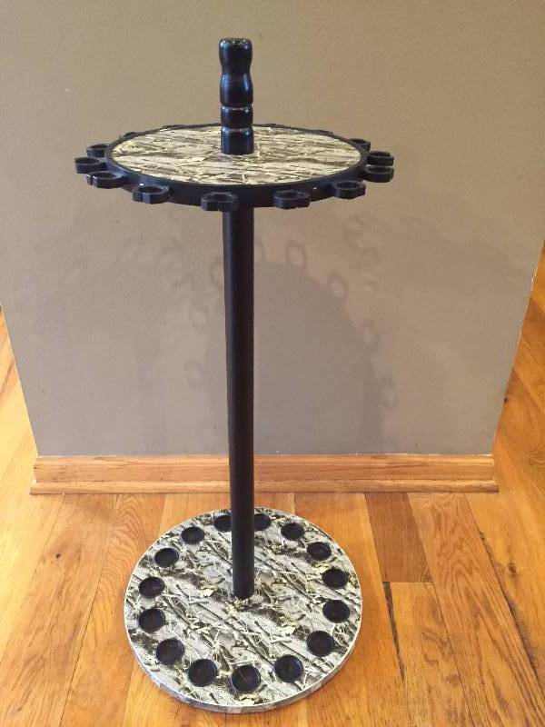 lot 16 image: Camo Fishing Pole Stand
