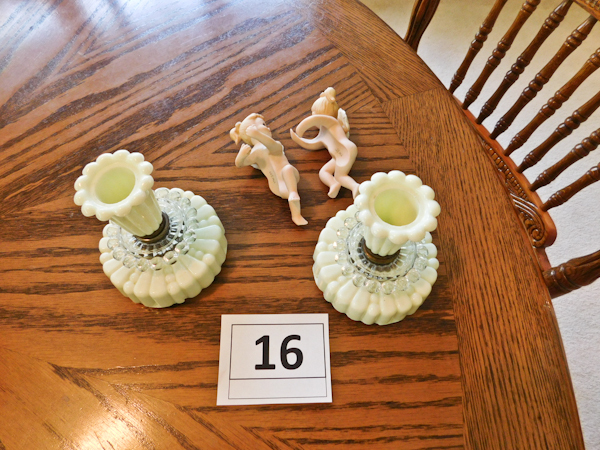 lot 16 image: 4 candle items 2 candle holders 2 candle wraps