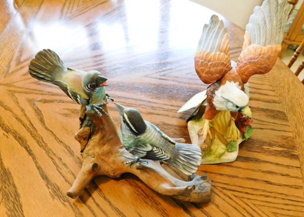 lot 28 image: 2 ceramic bird dcor items