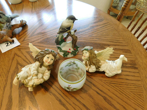 lot 29 image: birds, angels and Christmas items