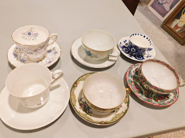 lot 33 image: 6 cup and saucer sets