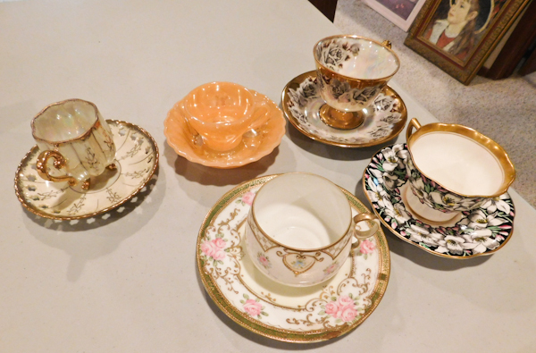 lot 34 image: 5cup and saucer sets