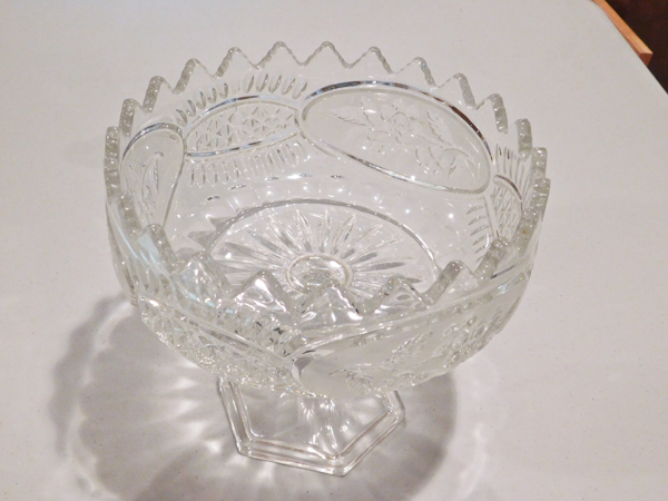 lot 43 image: Crystal pedestal serving bowl