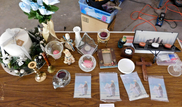 lot 84 image: lot of candles, vases and similar dcor items