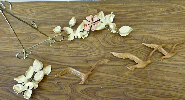 lot 85 image: wall dcor items and plate stand