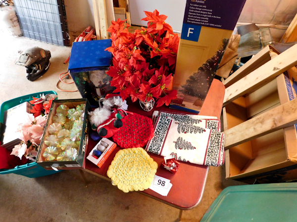 lot 98 image: tote filled with christmas dcor items