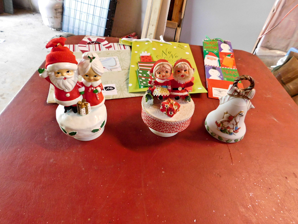 lot 100 image: Three musical Santa Christmas Items
