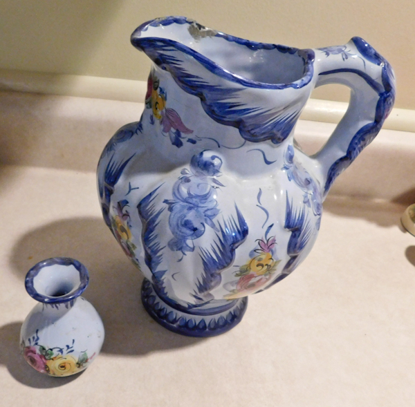 lot 119 image: Pitcher and small vase from Portugal
