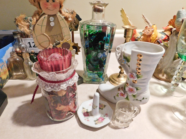 lot 122 image: small misc dcor items