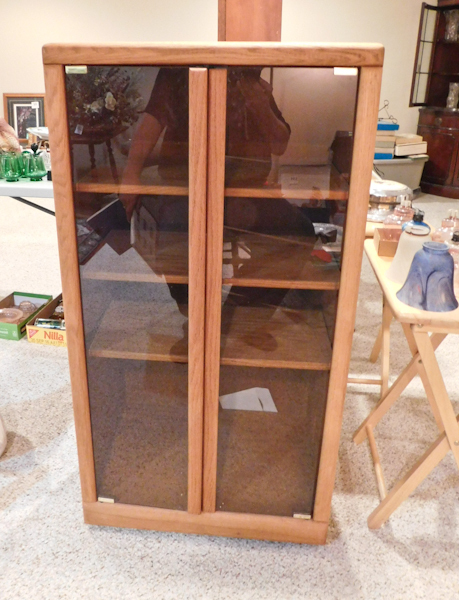 lot 140 image: Wood shelf unit with two glass doors
