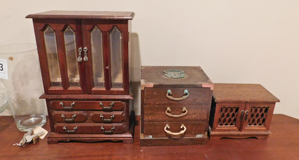 lot 154 image: three vintage jewelry boxes