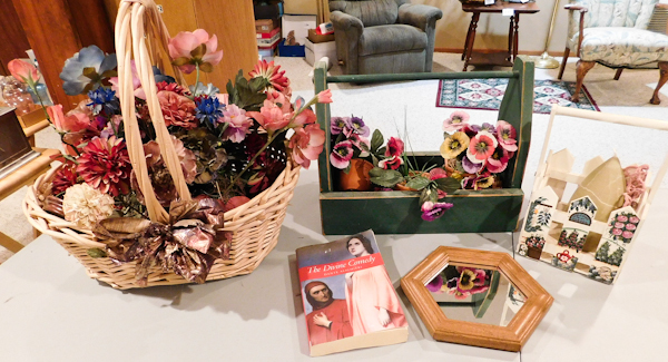 lot 170 image: Baskets, wooden boxes and floral dcor