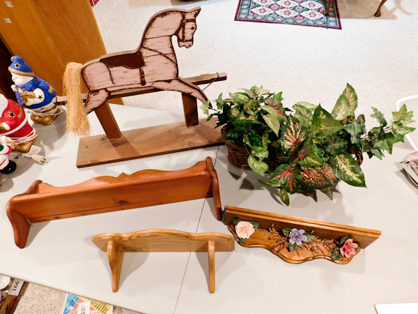 lot 172 image: Wooden shelving items and floral
