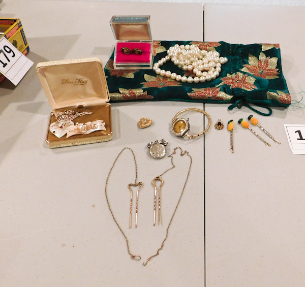 lot 180 image: jewelry items, watch, hair pins and more