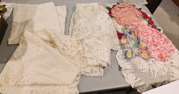 lot 185 image: table linens and doilies