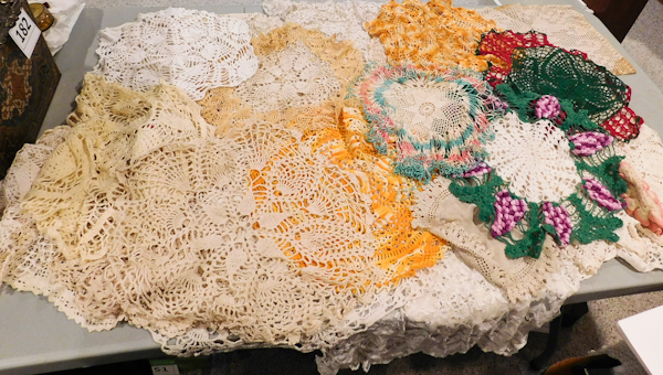 lot 186 image: table linens and doilies