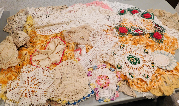 lot 187 image: table linens and doilies