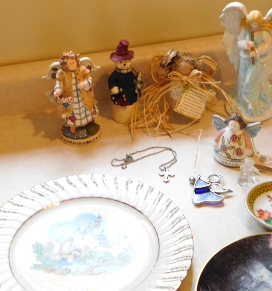 lot 190 image: lot of mostly angel dcor items